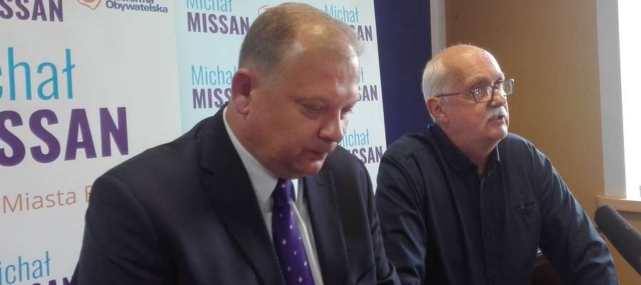 Radni PO Michał Missan i Wojciech Karpiński podczas konferencji prasowej 