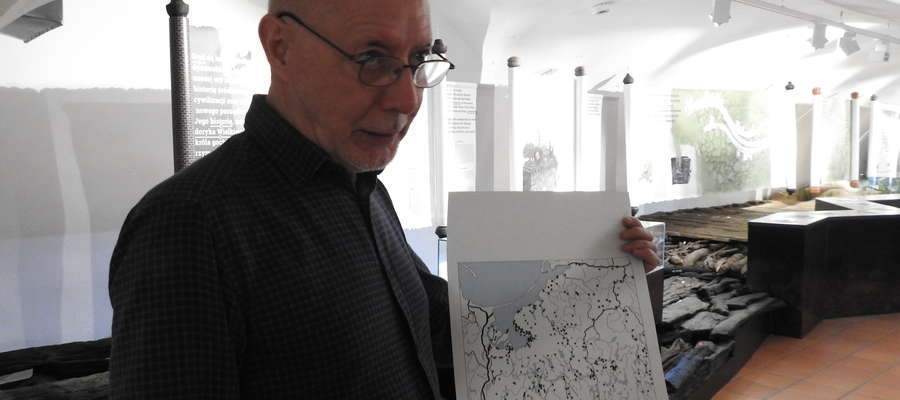 Marek Jagodziński prezentuje na mapie miejsce odnalezienia monety