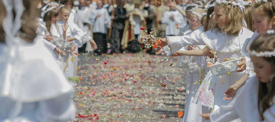 Tradycją w czasie procesji Bożego Ciała jest sypanie przez dzieci kwiatów pod stopy kapłana niosącego Hostię