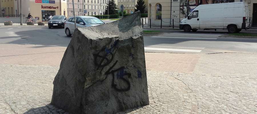 Kamień postawiony na pamiatkę pobytu w Olsztynie Napoleona