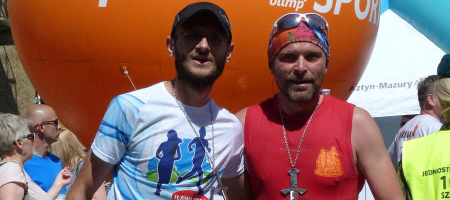 Przemysław Belka (z lewej) i Rafał Szczecina tuż po pokonaniu maratonu w Szczytnie
