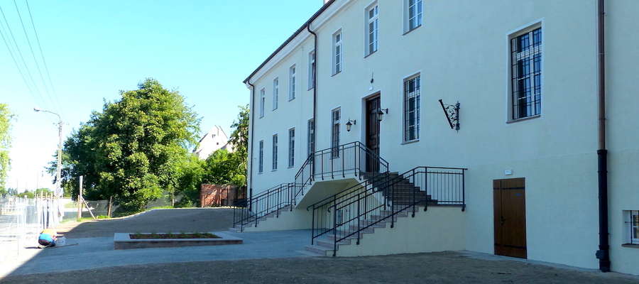W budynku Gimnazjum odtworzono pałacowe wejście od Bulwaru Zygmunta Augusta