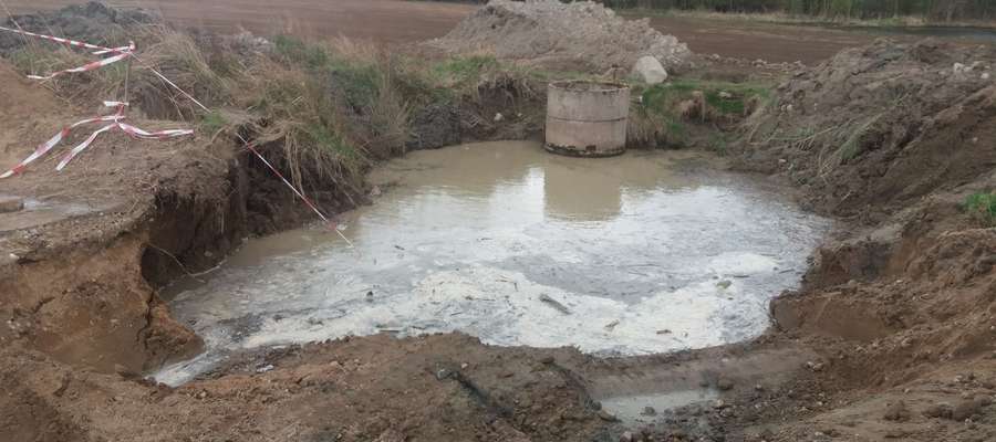 Zdjęcie z 26 kwietnia. Woda zbierająca się przy tej studni melioracyjnej rozmyła gruntową drogę do Unikowa.