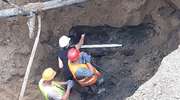 Drewniane rury kanalizacyjne znaleziono w wykopach na bartoszyckim deptaku