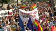 Centrum Warszawy pod tęczowymi flagami. W stolicy przeszła Parada Równości