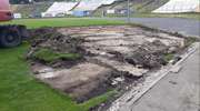 Pozbędą się starej murawy, by w końcu pojawiła się nowa. Trwają prace na stadionie Stomilu