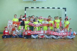 Kibicują Polsce na Mundialu. Uczniowie z Uzdowa na meczu Polska - Litwa