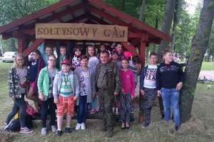 Piąta klasa z ZSP w Bezledach odwiedziła "Sołtysowy gaj". ZDJĘCIA