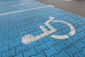 Parkowanie w miejscu dla inwalidów zakończone mandatem karnym