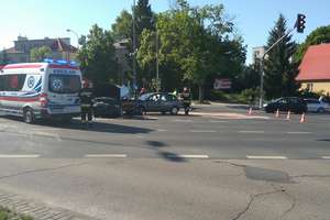 Dwa samochody zderzyły się na al. Warszawskiej w Olsztynie. Jedna osoba trafiła do szpitala