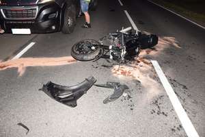 Zderzenie audi z motocyklem. 37-latek ze wstrząśnieniem mózgu trafił do szpitala