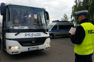 Policjanci kontrolują autokary, którymi na wycieczki jeżdżą uczniowie