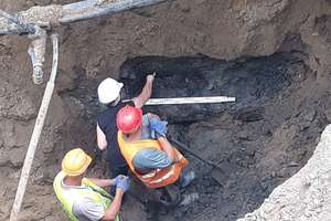 Drewniane rury kanalizacyjne znaleziono w wykopach na bartoszyckim deptaku