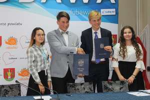 Młodzieżowi radni z Lubawy podpisali porozumienie z MRM z Włocławka 