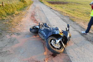 Wypadek motocyklisty. Wjechał w rozciągniętą przez drogę linę