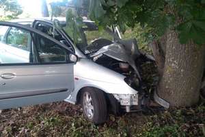 Zasnęła za kierownicą i uderzyła w drzewo w Jaśkach koło Olecka
