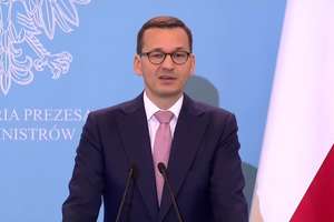 Ulotki z wizerunkiem Morawieckiego w szkołach. "Premier łamie prawo"