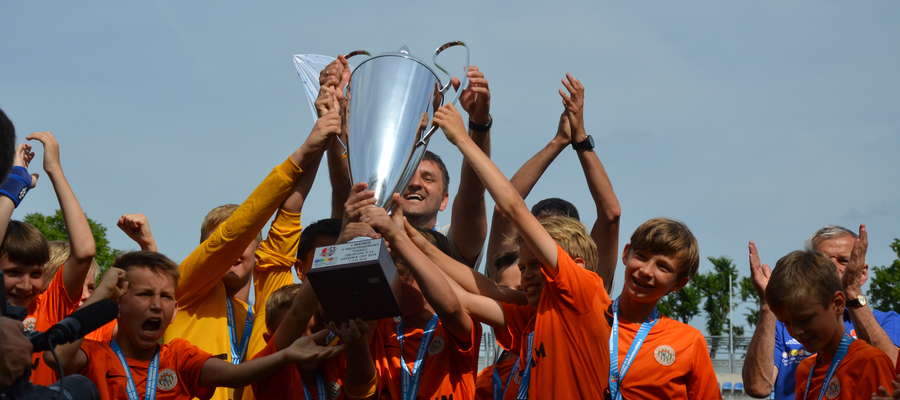 Młodzi piłkarze Zagłębia Lubin zadebiutowali w Ostróda Cup i to był debiut, co się zowie, bo „Miedziowi” zostali pierwszym polskim zwycięzcą tej imprezy