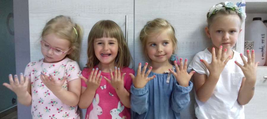 Dziewczynki pokazują pomalowane paznokcie 