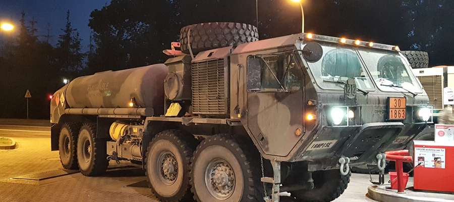 Pojazd armii USA wjeżdża na stację benzynową w Iławie