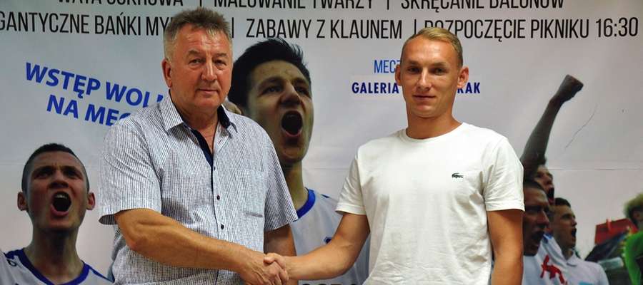 Andrzej Sobiech (z lewej, prezes Jezioraka) i Arkadiusz Kuciński wczoraj doszli do porozumienia w sprawie przyjścia piłkarza do klubu z Iławy