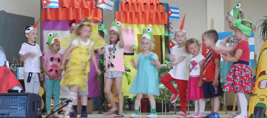 Występy dzieci podczas Pikniku Rodzinnego w Skarlinie 
