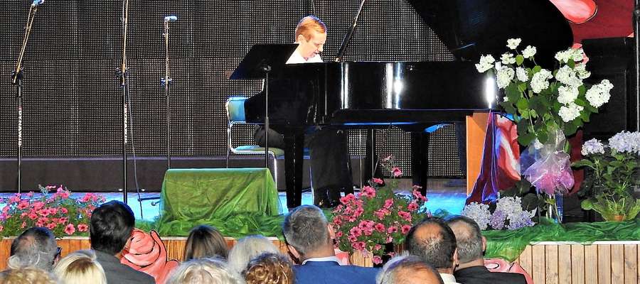 Na scenie wystąpił Radosław Sobczak, wybitny polski pianista, wychowanek Społecznego Ogniska Muzycznego w Piszu