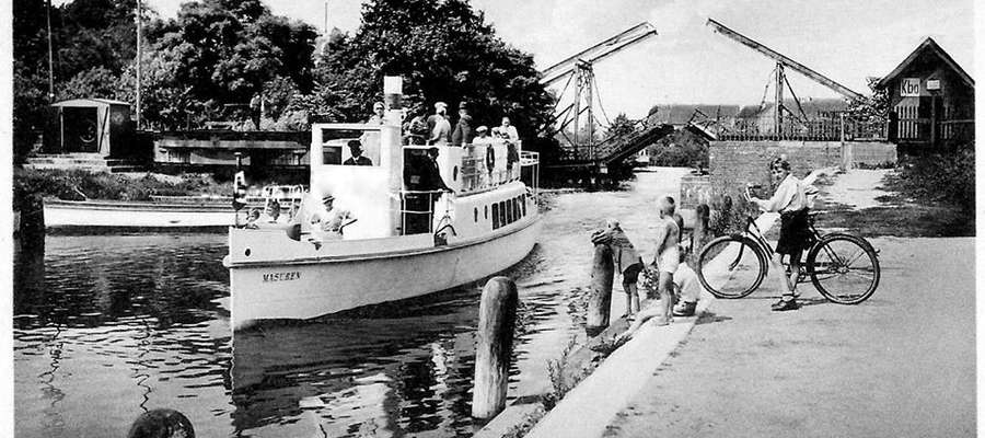 W latach 30. ubiegłego wieku przepłynięcie Kanału Łuczańskiego w Giżycku wymagało otwarcia nieco więcej mostów niż obecnie, ale też ruch był zdecydowanie mniejszy