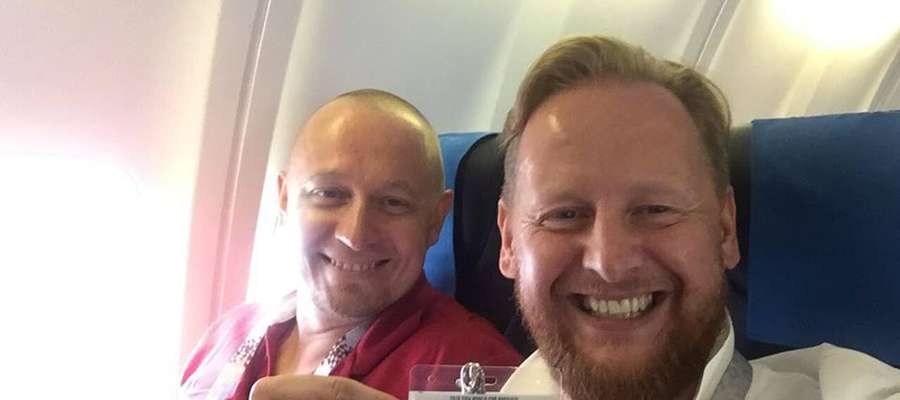 Grzegorz Jatkiewicz (z prawej) w samolocie do Moskwy