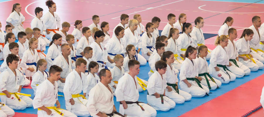 fot. — Prawie stu zawodników wzięło udział w III Turniej o Puchar Burmistrza Korsz w Karate Kyokushin. Nasi karatecy zdobyli 14 medali.