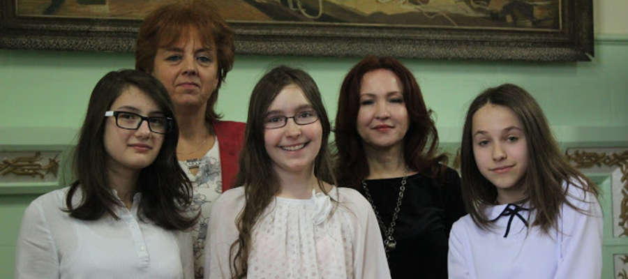  Anastazja Zajchowska, Kamila Jabłońska i Magdalena Czerwińska z opiekunkami.
