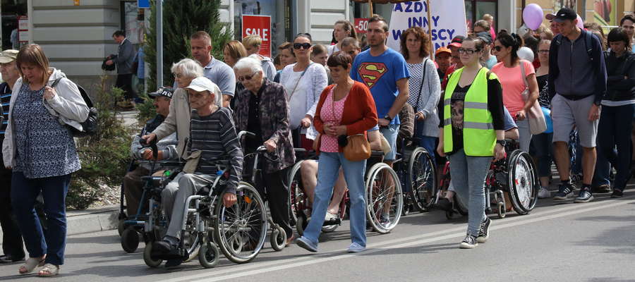 Przemarsz niepełnosprawnych ulicami Giżycka