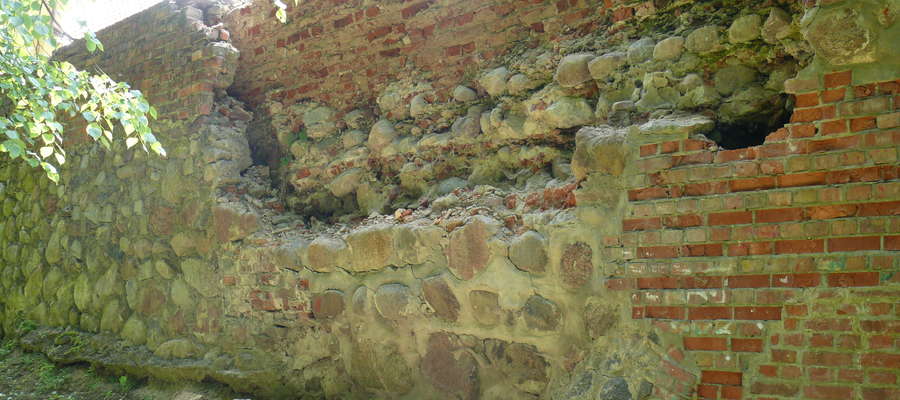 Północno-wschodnia część murów w Pasłęku pilnie potrzebuje remontu