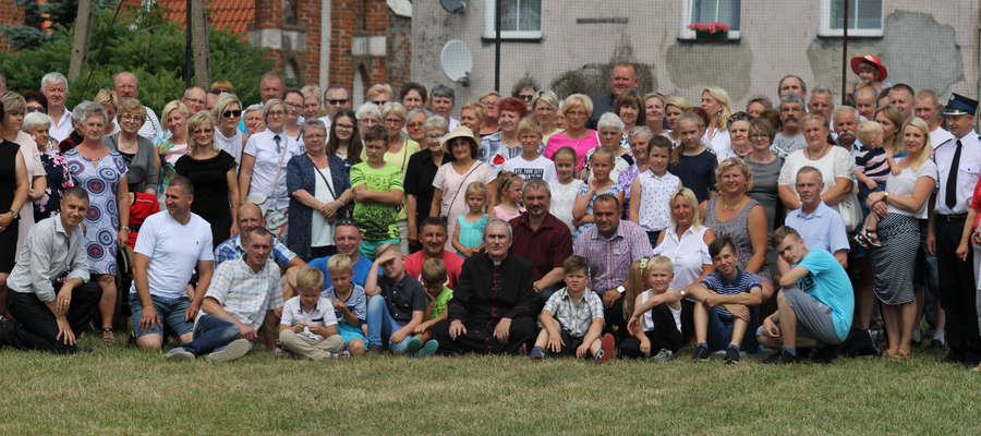 Ks. kan. Jan Sztygiel obchodzi 30-lecie kapłaństwa. Pamiątkowe zdjęcie z gośćmi jubileuszu.