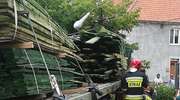 Kolizja w Orzyszu. Ciężarówka z drewnem uderzyła w słup energetyczny