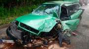 Czołowe zderzenie dwóch samochodów osobowych w Kokoszewie