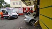 40-latek wjechał w witrynę sklepową. Mazda prawie w całości znalazła się w środku [ZDJĘCIA]
