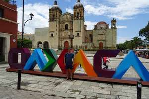 Podróżnik z Judzik zwiedza miasto Oaxaca  w górach Sierra Madre 