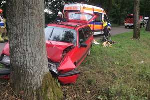 Volkswagen uderzył w drzewo. Cztery osoby w szpitalu [ZDJĘCIA]