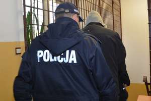 W Mławie napadli na taksówkarza. Dusili linką, ugodzili nożem 