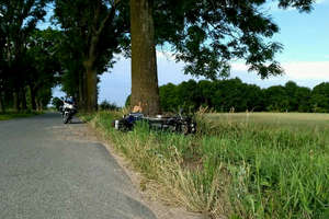 33-latek uderzył motocyklem w przydrożne drzewo