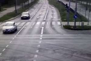 Olsztyńscy policjanci eskortowali samochód z rodzącą kobietą [VIDEO]