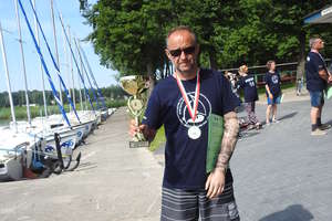 Dariusz Kuśnierz z Bartoszyc został mistrzem Polski żeglarzy niepełnosprawnych