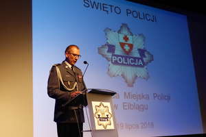 Święto Policji w Elblągu. Podziękowania, awanse i medale