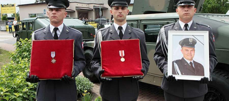 Decyzją ministra obrony narodowej pilot Krzysztof Sobański został pośmiertnie awansowany na stopień kapitana oraz odznaczony Złotym Medalem za Zasługi dla Obronności Kraju