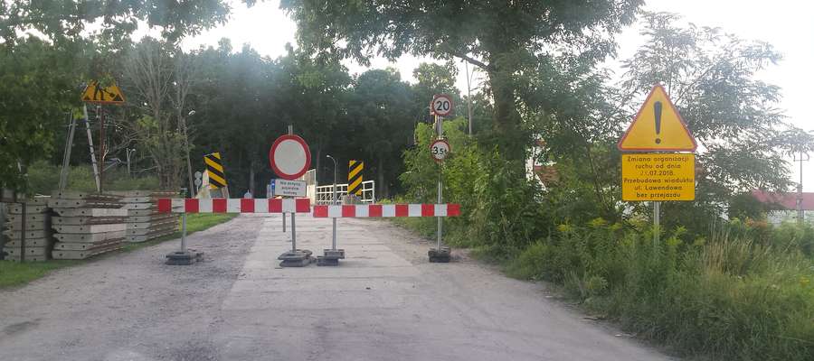 Zamknięta droga przez wiadukt na razie jest dostępna dla pieszych, ale już 7 sierpnia wiadukt będzie rozebrany