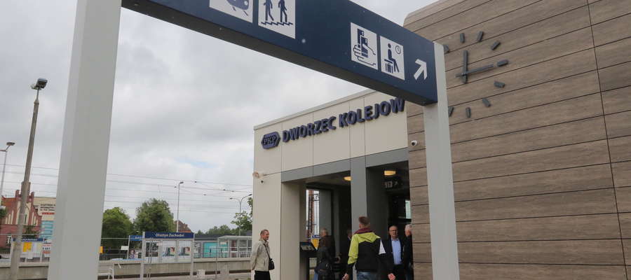 Trwa także modernizacja obiektów dla pasażerów na stacjach i przystankach. Na stacji Olsztyn Zachodni zdemontowano konstrukcję peronu nr 1