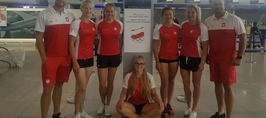 Reprezentacja Polski kajakarek na mistrzostwach świata młodzieżowców, siedzi Marta Witkowska