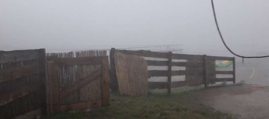 Takie warunki panowały w sobotę na Dzikiej Plaży w Iławie (ogrodzenie szkoły windsurfingu)