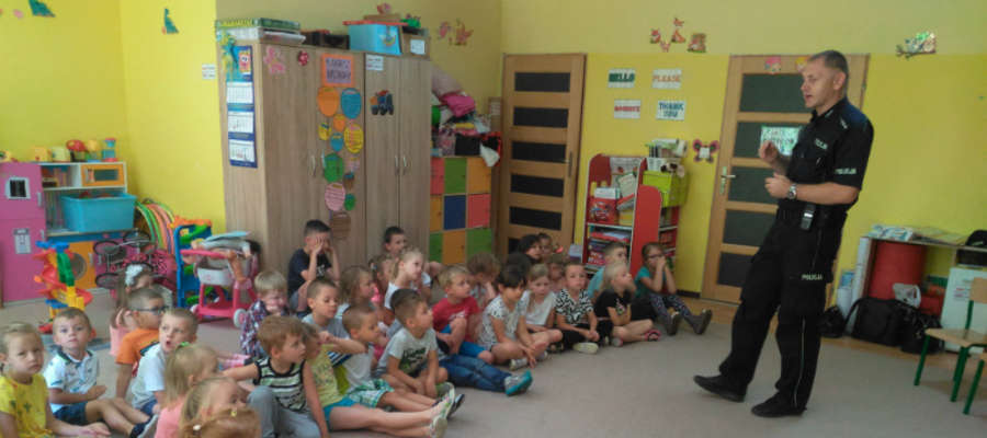 St. asp. Tomasz Grysz podczas rozmowy z przedszkolakami